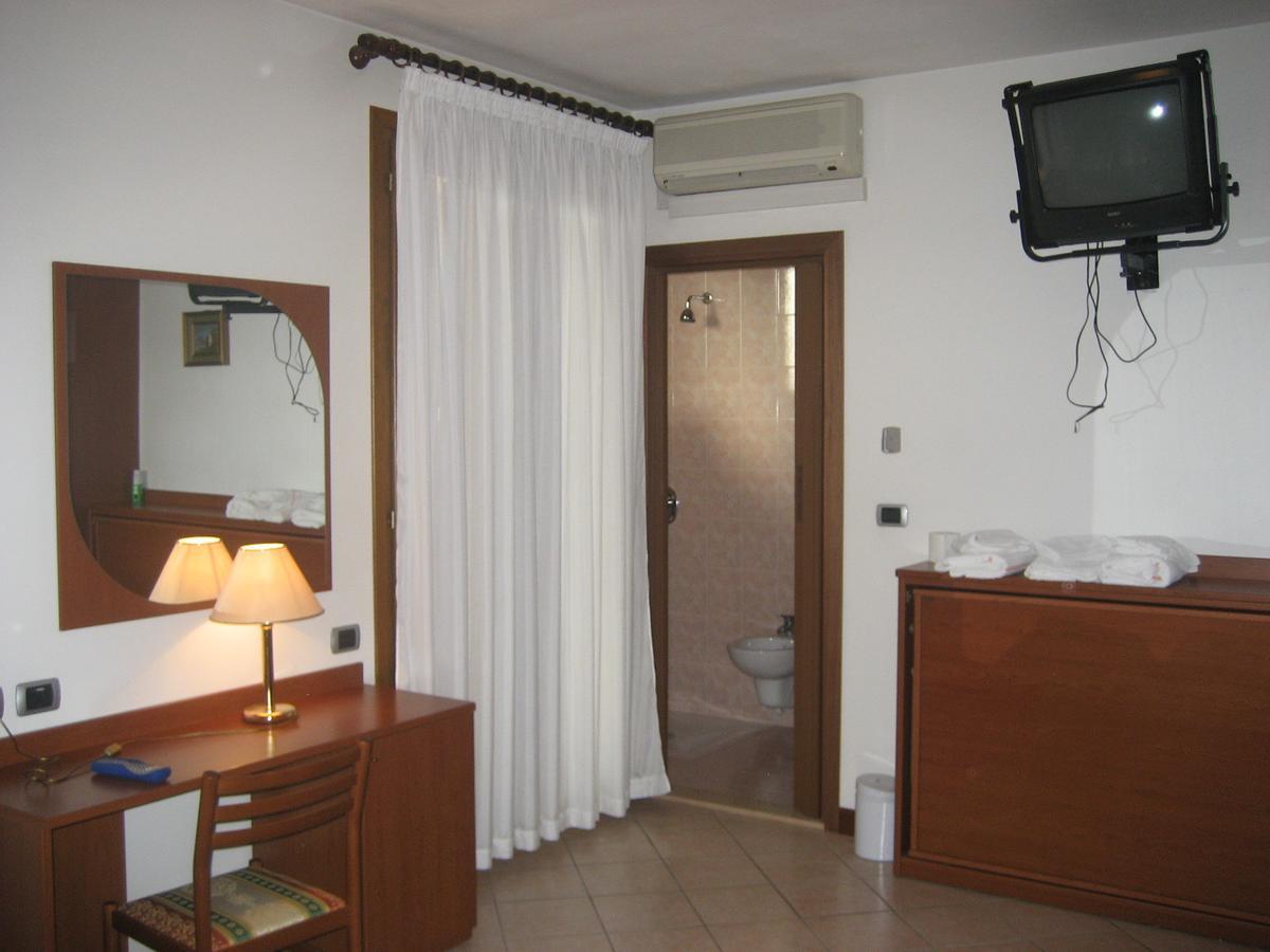 Hotel Pizzeria Ristorante "Al Leone" Villa del Conte Buitenkant foto