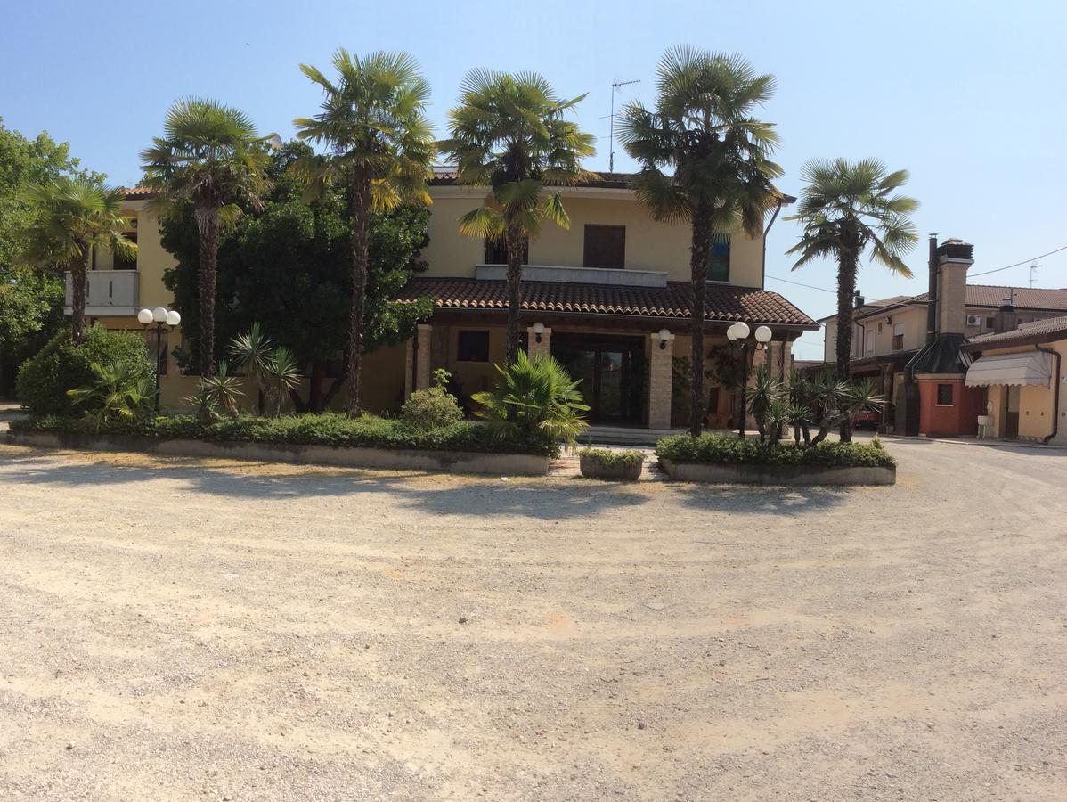 Hotel Pizzeria Ristorante "Al Leone" Villa del Conte Buitenkant foto