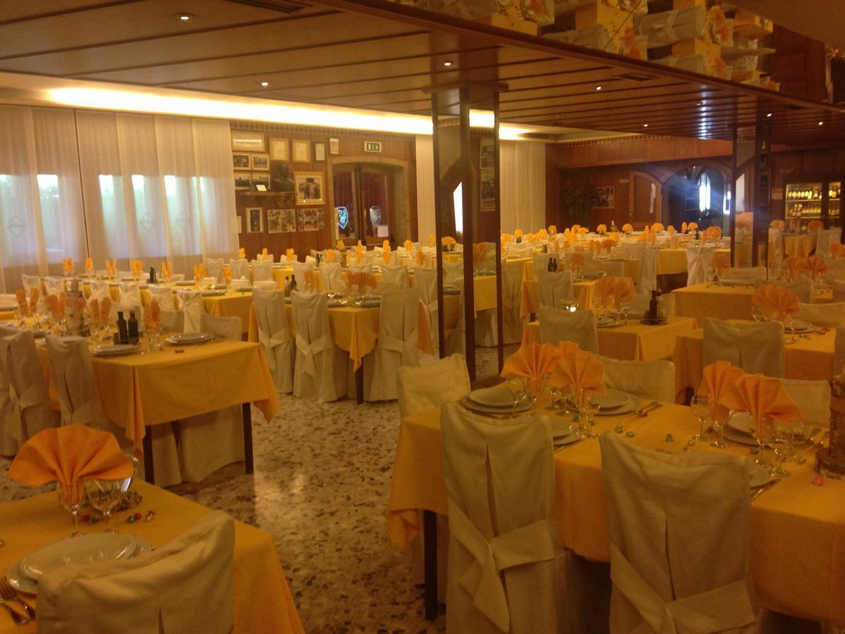 Hotel Pizzeria Ristorante "Al Leone" Villa del Conte Buitenkant foto