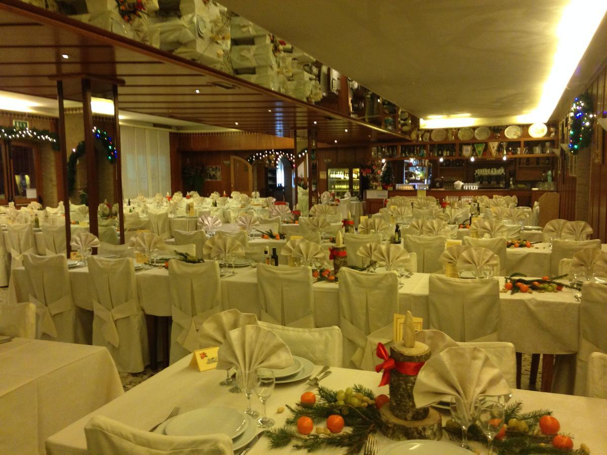 Hotel Pizzeria Ristorante "Al Leone" Villa del Conte Buitenkant foto