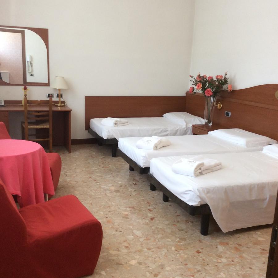 Hotel Pizzeria Ristorante "Al Leone" Villa del Conte Buitenkant foto